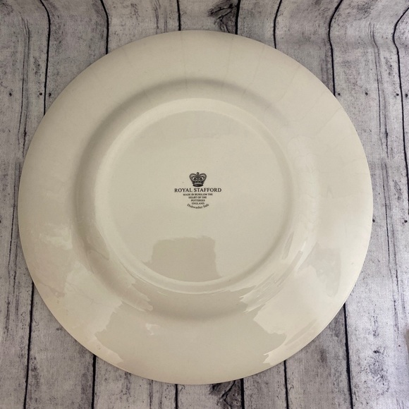 ROYAL STAFFORD OF ENGLAND HOLIDAY DINNER PLATE -ROASTING CHESTNUTS SNOWY VILLAGE - Picture 6 of 6